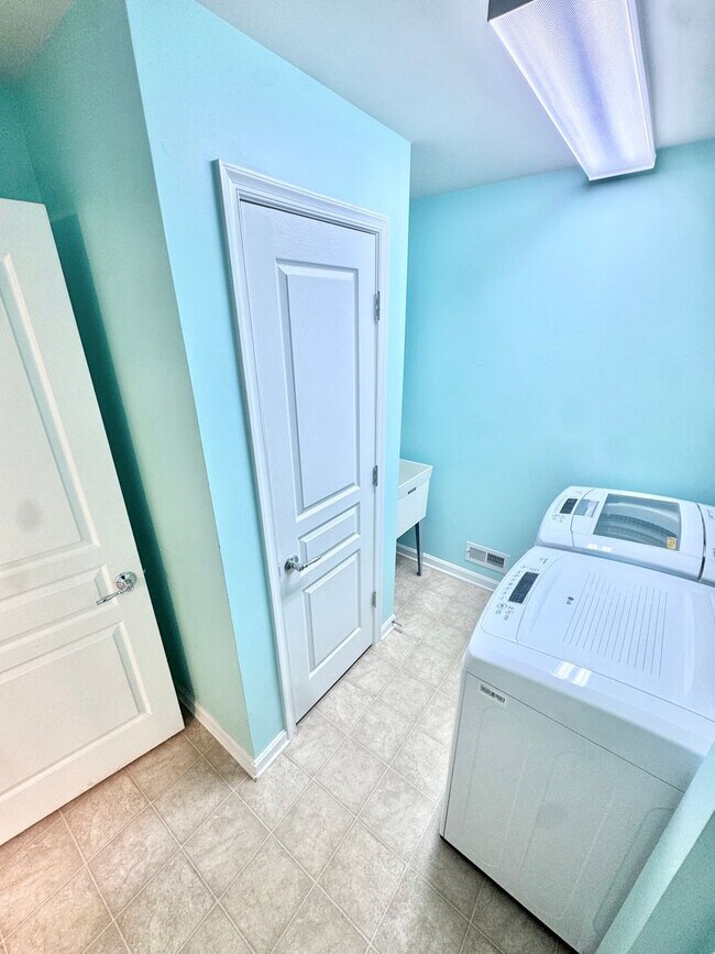 Building Photo - THREE BEDROOM/2.5 BATH TOWNHOME located in PARKLAND School District!