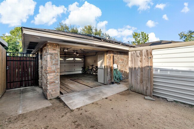 Building Photo - 5923 Moonmist Dr