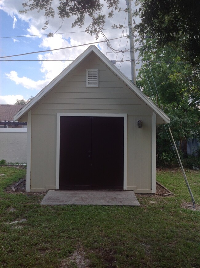 Building Photo - Move in Ready 3 Bedroom 2 bath 2 Car Garage