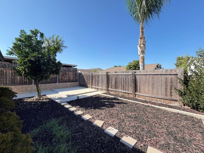 Building Photo - 551 Glencrest Dr