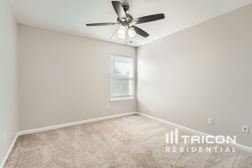 Building Photo - 12733 Oakton Hunt Dr