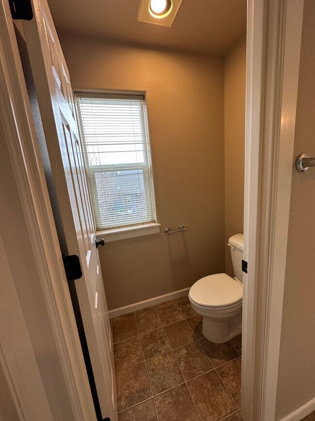 Building Photo - Inviting 4 Bedroom Home with Spacious Layo...