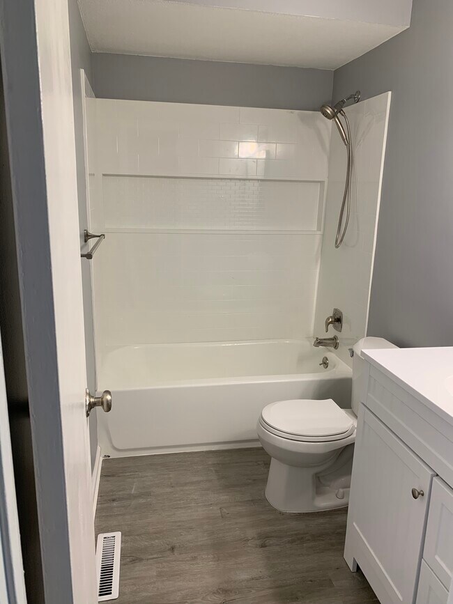 Building Photo - 121 E Gate Ln