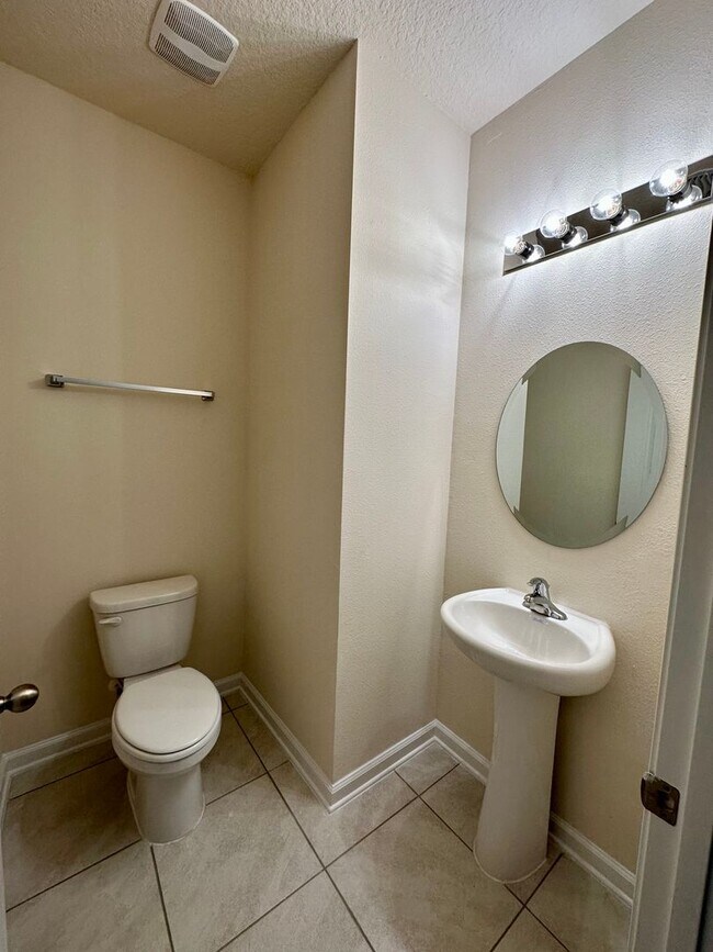 Building Photo - 3/2.5 Townhome in Bridgewater Community!