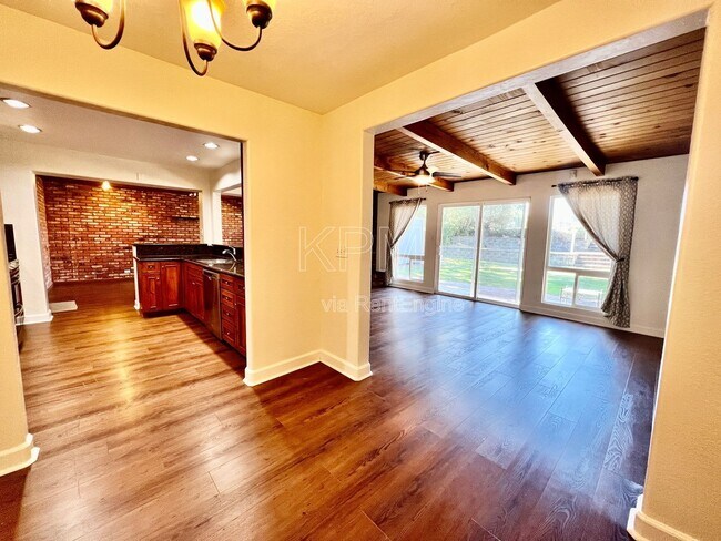 Building Photo - 2016 Canal Dr