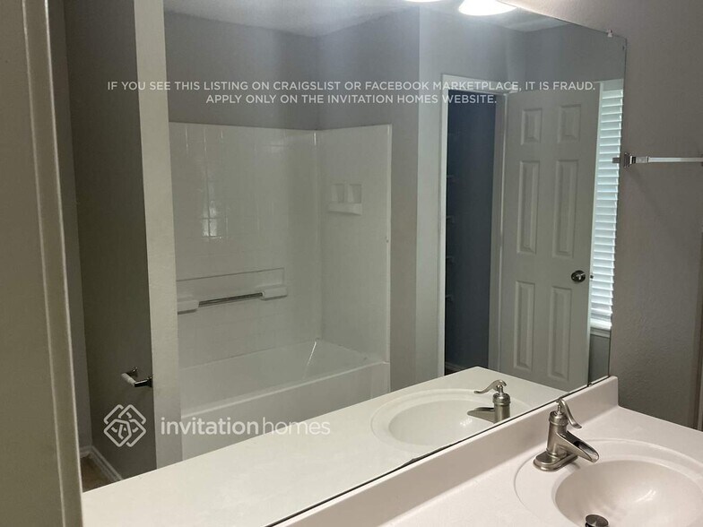 Building Photo - 910 Simi Dr