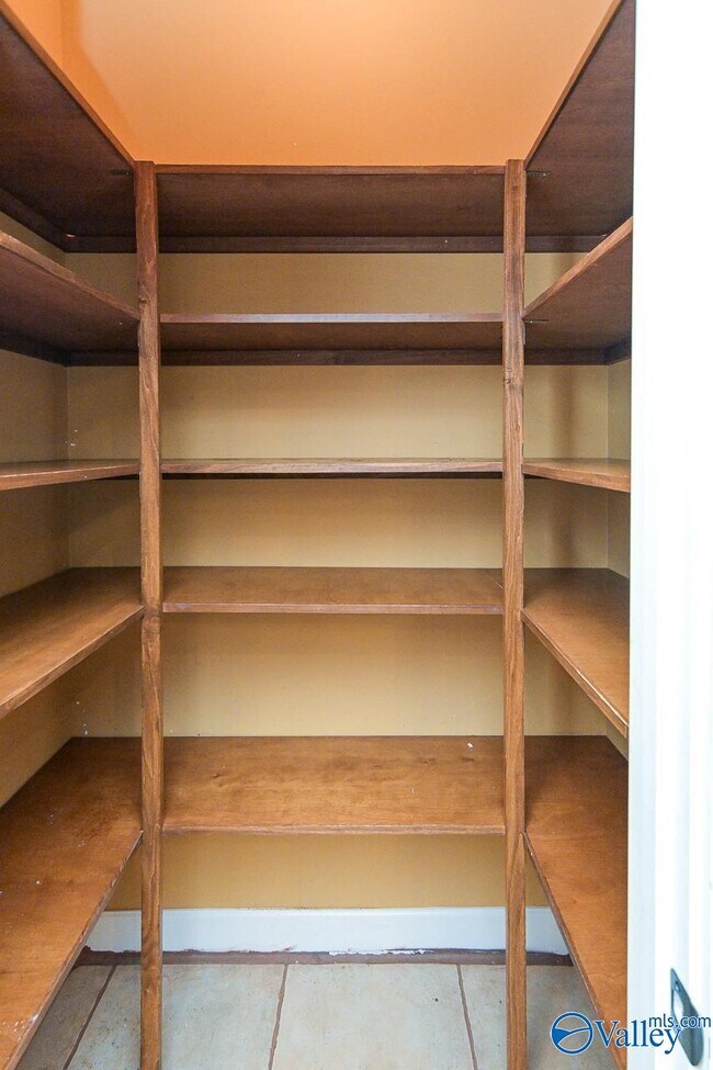 Building Photo - 305 Walden Glen Ct