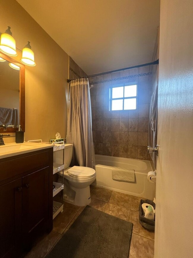 Building Photo - Fully Furnished 1-Bedroom Retreat in Windm...