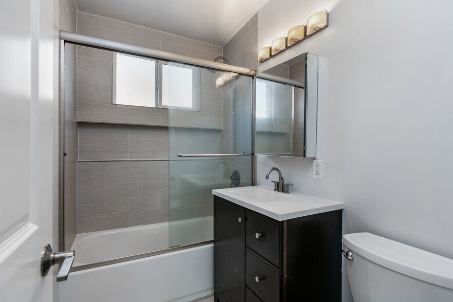 Building Photo - 2895 W 11th St