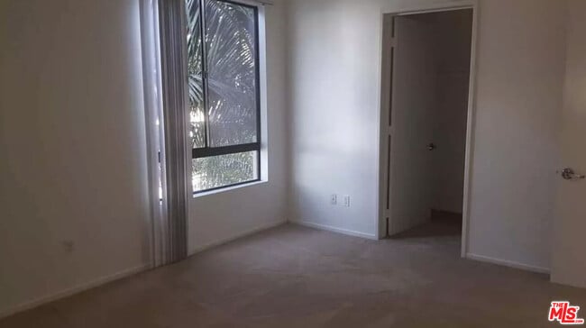 Building Photo - 7076 Hawthorn Ave