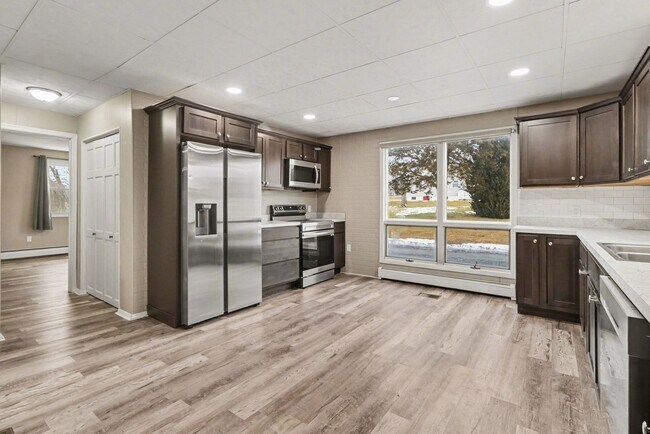 Building Photo - 5885 Avis Ln