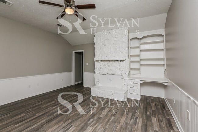 Building Photo - Remarkable Value. Unbeatable Location!