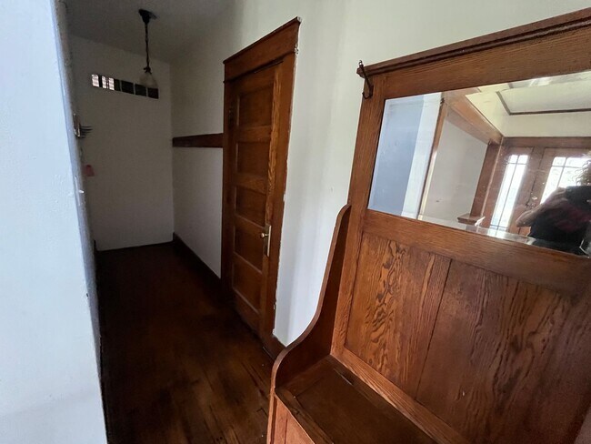 Building Photo - 5 BD/2BA Home next to Kirkwood with fenced backyard!
