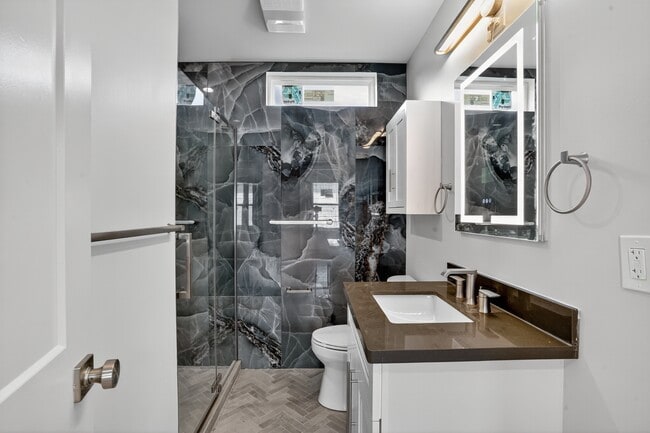 Building Photo - 2825 Cherry St