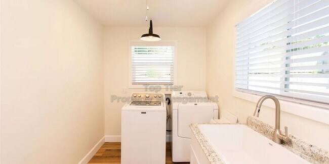 Building Photo - Single Family Home!! 3 beds, 2 baths- additional bonus room with kitchen and private entrance.