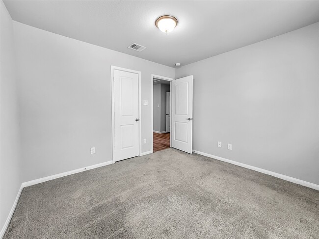 Building Photo - 2851 Golf Crest Dr