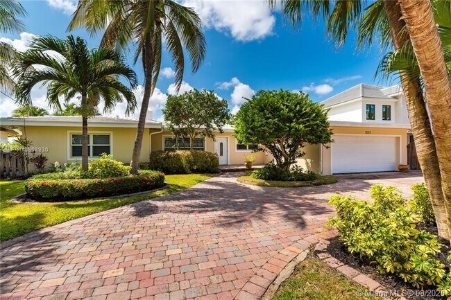 Building Photo - 1223 Seminole Dr