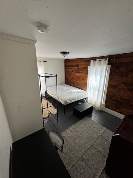 Room 4-Apt A - 26 Meredith St