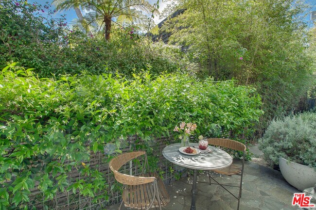 Building Photo - 757 1/2-757 1/2 Milwood Ave