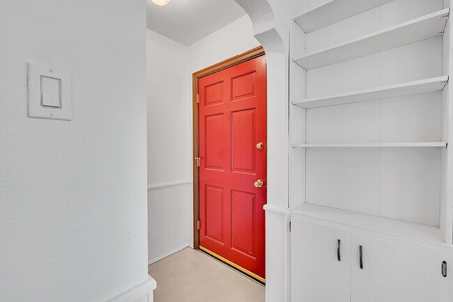 Building Photo - $2,300.00 - 2 Beds, 1 Bath, Single Family ...