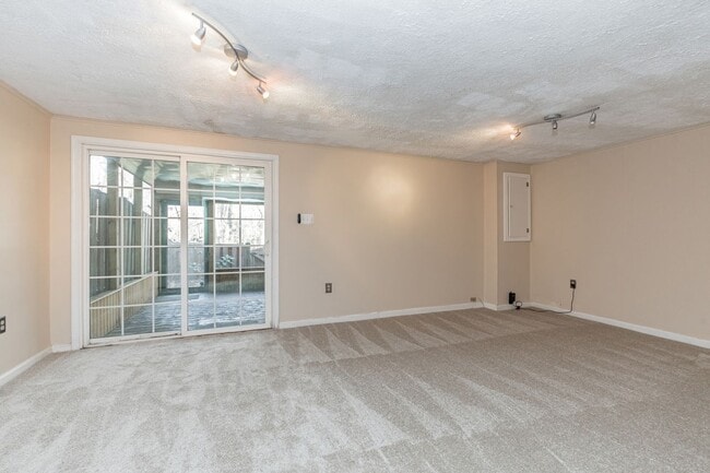 Building Photo - Well maintained 3-level 3Bd/2 full & 2 half bath TH in the sought-after Burke Centre!