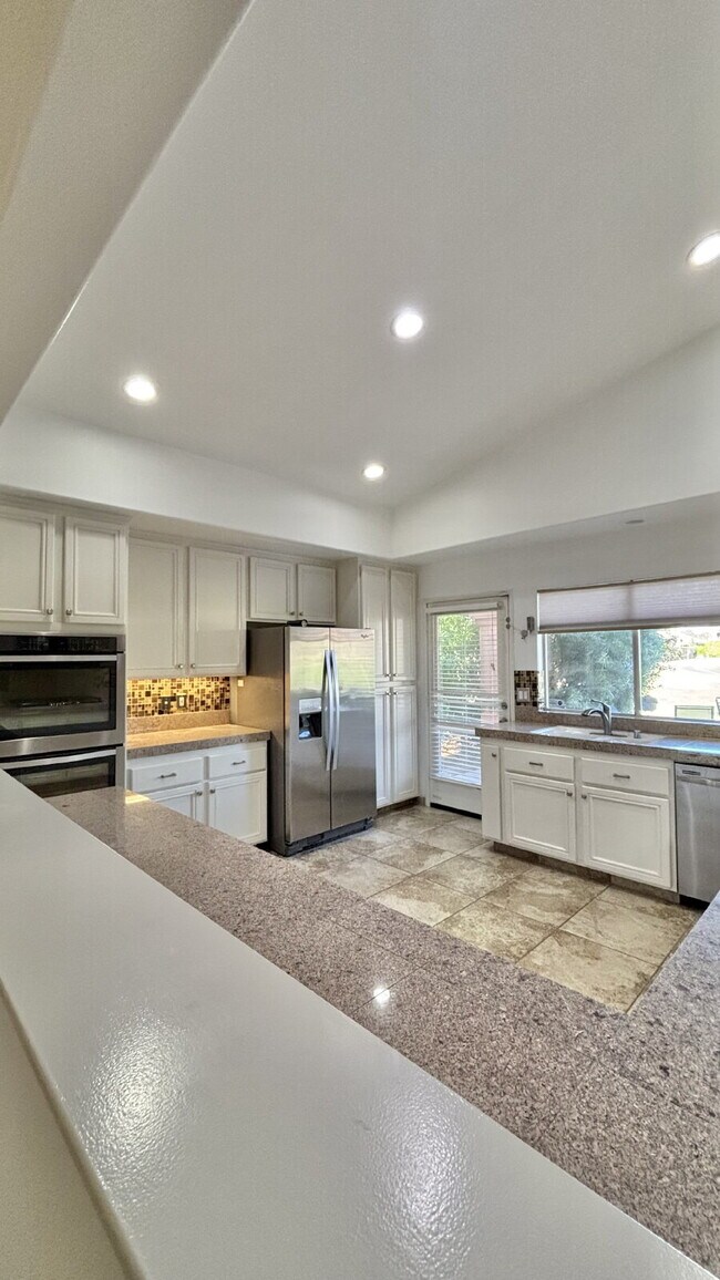 Building Photo - 3 Bedrooms and 2.5 Bathrooms Home on 7th Tee!