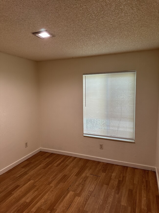 Building Photo - Stockton 2 Bedroom 1 Bathroom Duplex