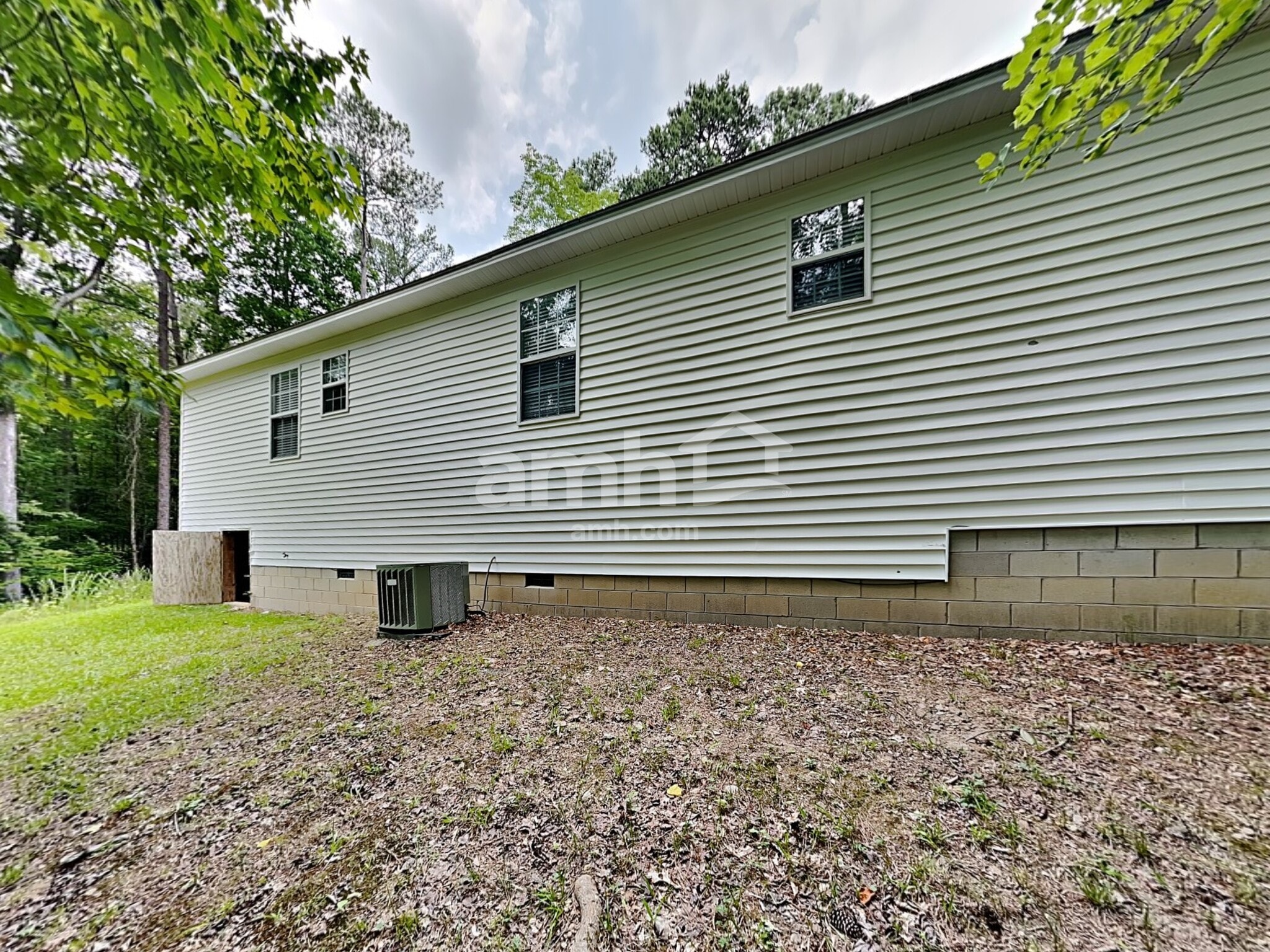 Building Photo - 221 Dogwood Ave