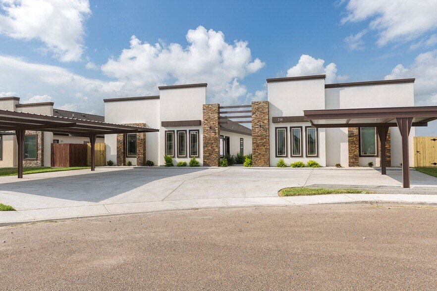 FRONT OF APT COMPLEX - 216 Teak Dr