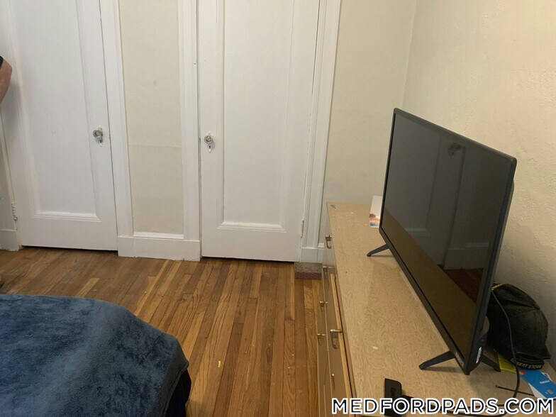 Building Photo - 53 Fellsway W