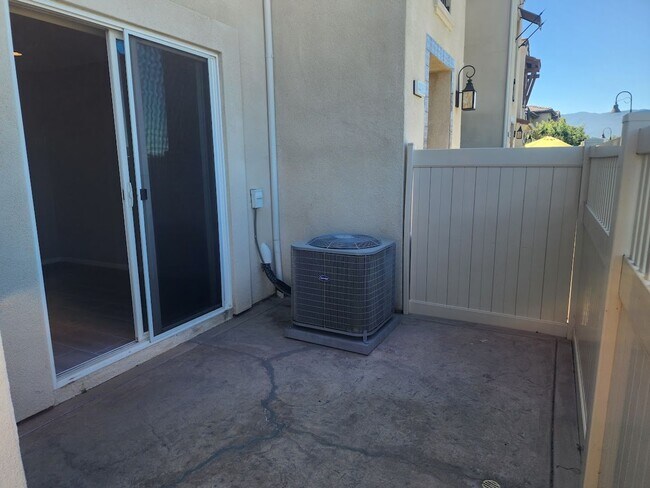 Building Photo - Beautiful Townhome in South Temecula with Views!