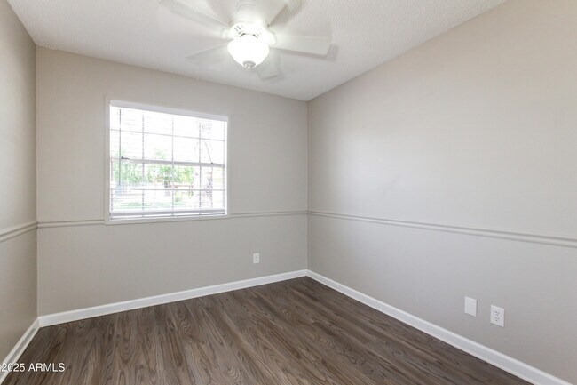 Building Photo - 9007 W Cinnabar Ave
