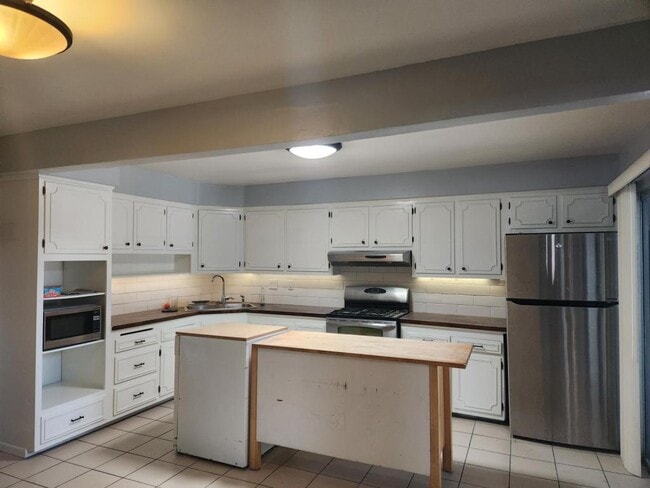 Building Photo - 995 Rosecrans St