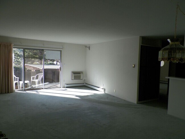 Building Photo - Well-Located 2 Bedroom Condo Available Mid June