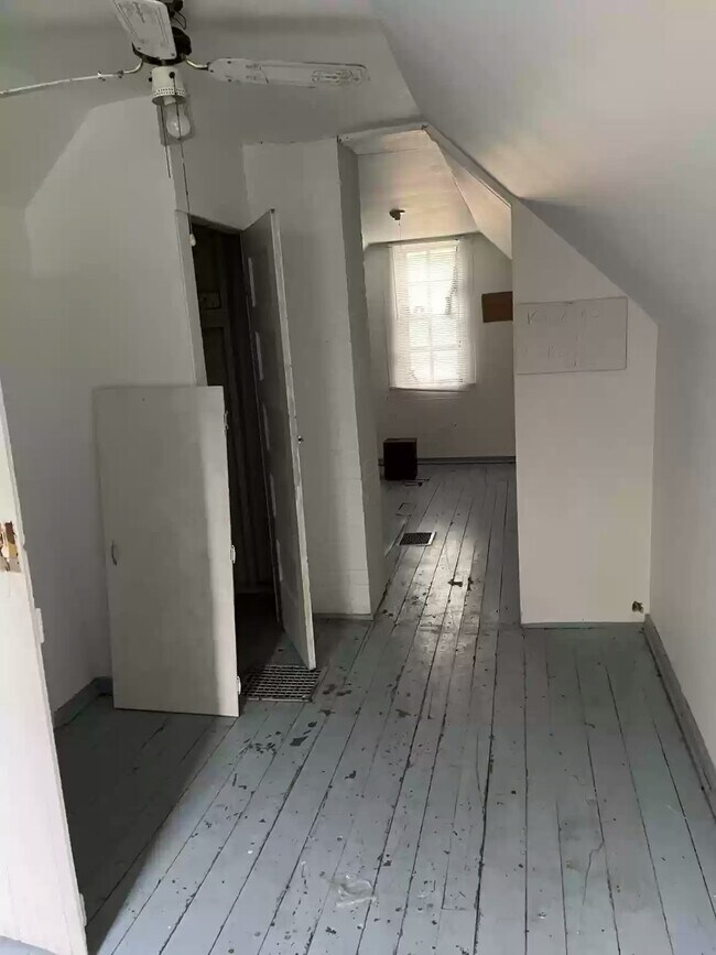 Building Photo - 223 Clara St