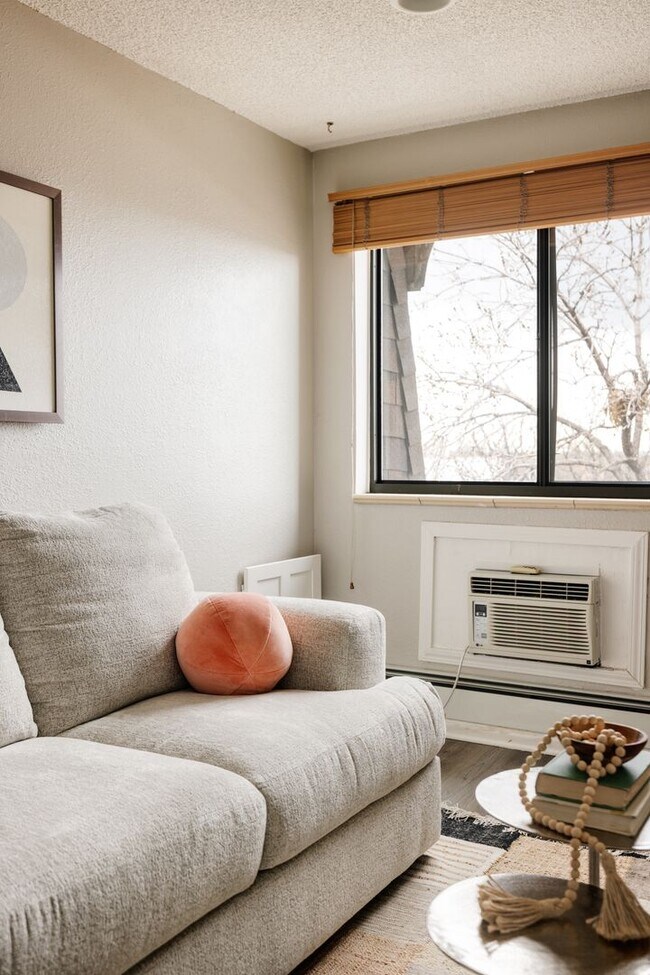 Building Photo - Top-Floor 2BD, 1BA Cap Hill Condo with Par...