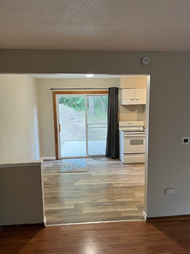 Building Photo - 3 Bedroom Duplex on South Side of Des Moines Available!