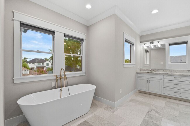 Building Photo - Luxury 3-Bed Home with Solar Panels, Tesla...
