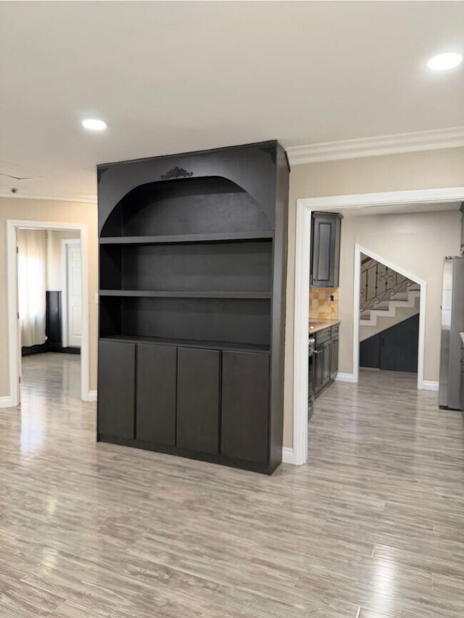Building Photo - 5 Bed 3 Bath House Available Now!