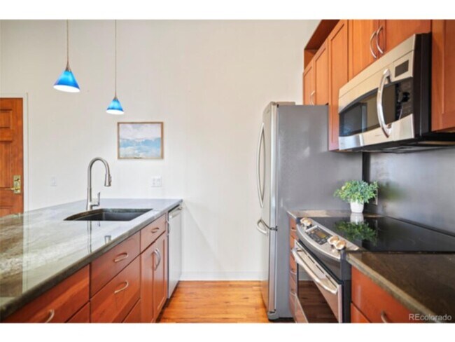 Building Photo - 3249 W Fairview Pl