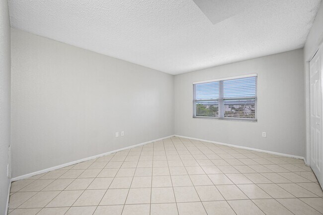 Building Photo - Spacious 2 Bed-1Bath apartment with Pool!