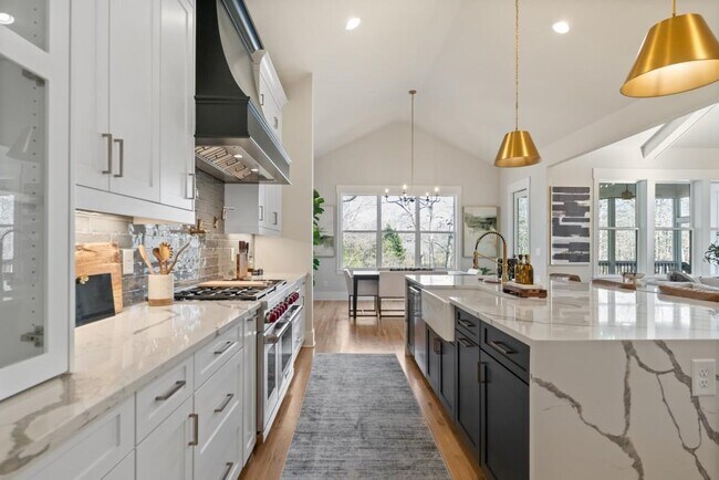 Building Photo - 568 Versailles Dr
