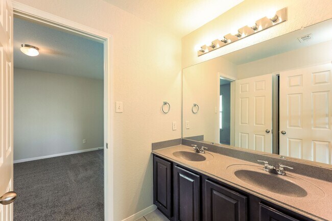 Building Photo - HUGE 4 BEDROOM 3.5 BATHROOM HOUSE- ONLY 7.5 MILES FROM RANDOLPH AIRFORCE BASE