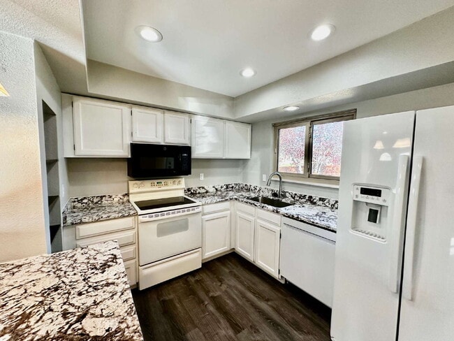 Building Photo - AVAILABLE NOW! Charming 3-Bedroom Retreat ...