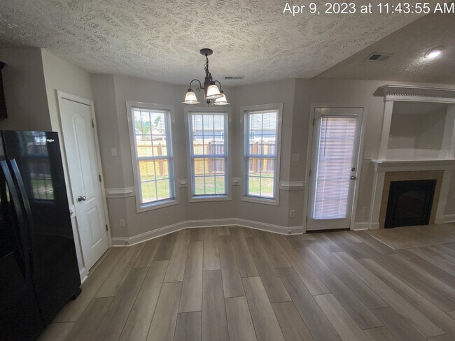 Building Photo - 2126 Queen Elizabeth Ln