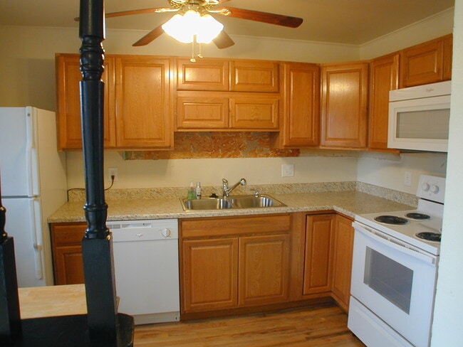 Building Photo - House For Lease