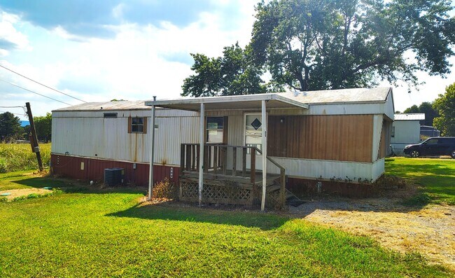 Building Photo - 225 Community Dr