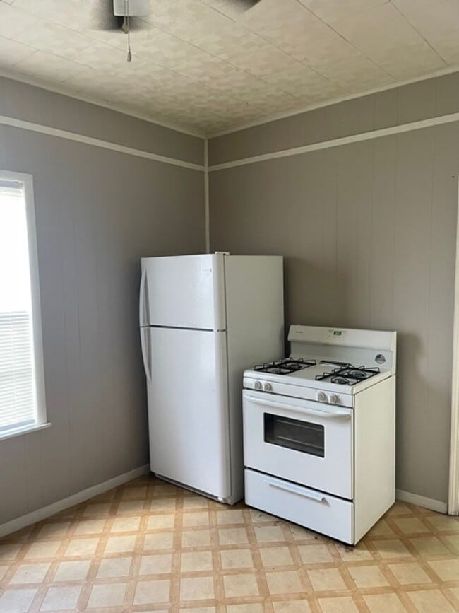 Building Photo - Mid August Move In