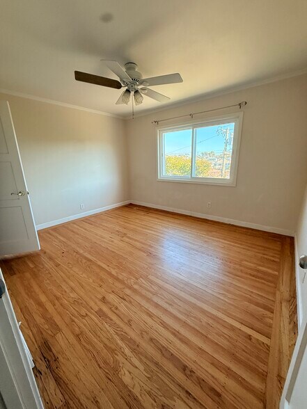 Building Photo - 215 Hazelwood Dr