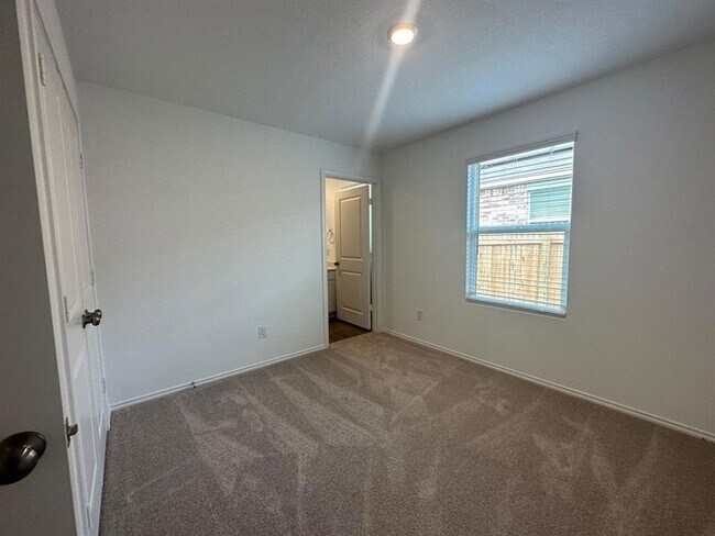 Building Photo - 121 Seminole Dr